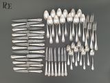beaucoup de cuillères et de fourchettes sur la table