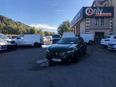La voiture est garée sur le parking situé à l'extérieur du bâtiment.