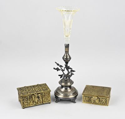 une lampe plaquée argent avec un abat-jour en verre et une boîte