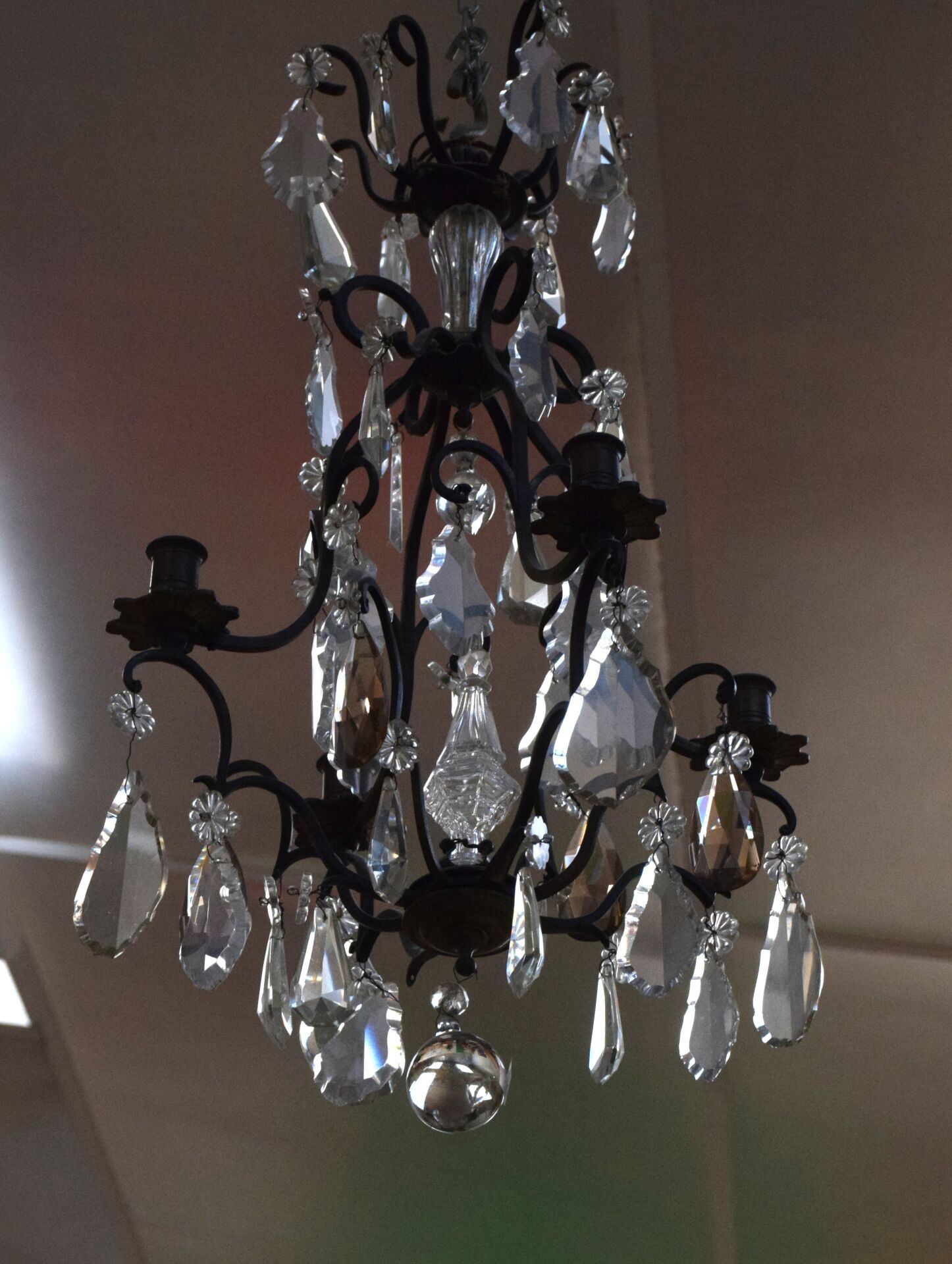 Petit lustre à quatre bras de lumière et plaquettes de crist…
