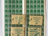 plusieurs feuilles de papier vertes et blanches empilées les unes sur les autres