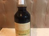 une bouteille de vin posée sur une table