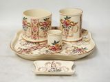 un plateau avec une tasse et un plateau avec un plateau avec une tasse et un plateau avec un plateau avec une tasse et un plateau avec une tasse