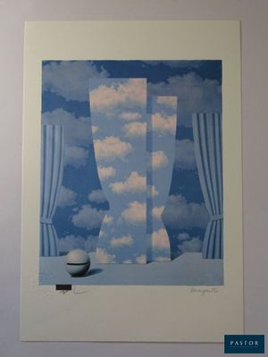 une photo d'une photo d'une fenêtre avec des nuages dans le ciel