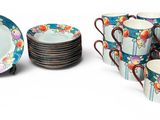 un grand nombre d'assiettes et de tasses posées sur une table