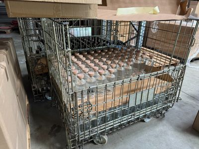 un chariot rempli de beignets posé par terre
