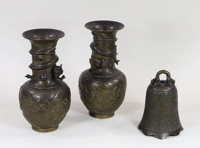 trois vases posés l'un à côté de l'autre sur une surface blanche