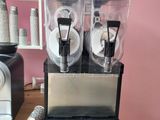 deux machines posées sur un comptoir