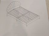 Les instructions pour le cadre de lit se trouvent sur la table