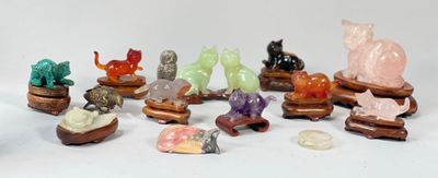 un grand nombre de petites figurines posées sur une table