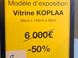 une photo d'une pancarte accrochée au mur sur laquelle on peut lire « vitrine kopla »