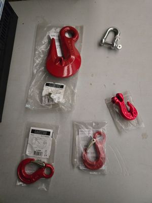 quelques crochets rouges et deux ou trois pinces posés sur une table
