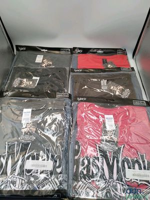de nombreux t-shirts qui traînent dans une boîte