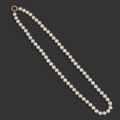 un collier de perles de culture et de diamants