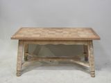 une table en bois avec un plateau à carreaux sur fond blanc