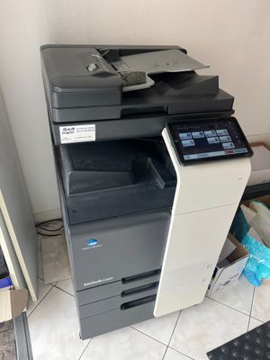the printer is sitting on the floor next to the other printers