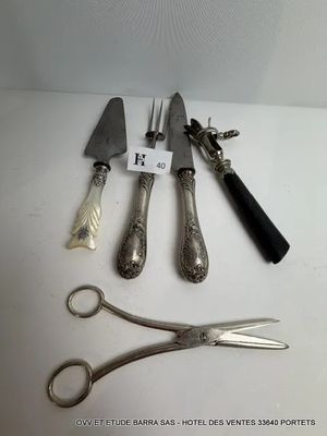 cinq types de couteaux différents et une paire de ciseaux