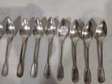 six cuillères sont alignées sur une table