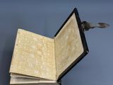 un livre ouvert posé sur une table