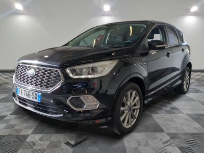 Une Ford Escape noire est garée sur un sol à damier