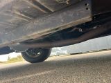 un gros plan sur le pot d'échappement d'une voiture et le tuyau d'échappement