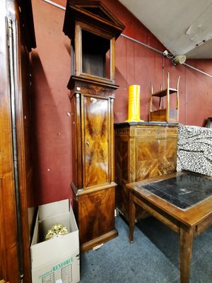 une pièce dans laquelle se trouvent un canapé et une table