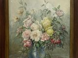 une peinture de fleurs dans un vase bleu sur une table