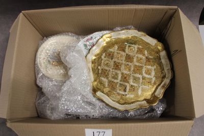 une boîte en carton contenant une tarte, posée sur une table