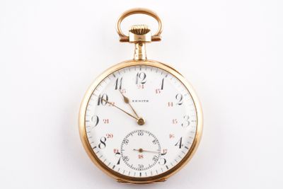 gros plan d'une montre de poche en or sur une surface blanche