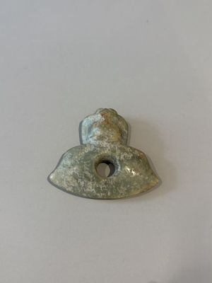 PENDENTIF représentant une hache cérémonielle en pierre dure…