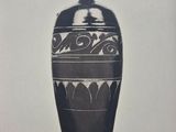 une photo en noir et blanc d'un vase orné d'un motif