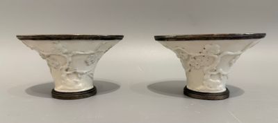 une paire de vases blancs ornés de motifs noirs et blancs