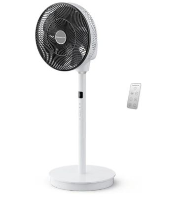 une photo d'un ventilateur blanc muni d'une télécommande, posé sur un support