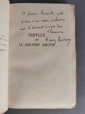 un livre ouvert avec une écriture dessus, posé sur une table