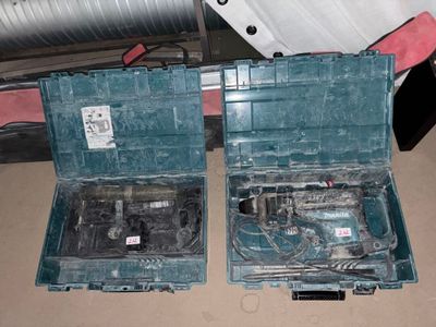 deux outils dans la mallette posée sur le sol l'un à côté de l'autre