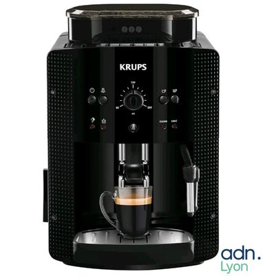 gros plan d'une machine à café sur fond blanc