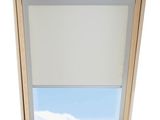un gros plan d'une fenêtre surmontée d'une lucarne