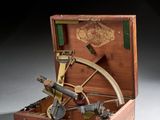 une petite boîte en bois contenant un objet en métal