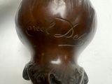 une statue de femme avec un chapeau sur la tête