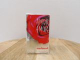 une photo représentant un coffret de parfum posé sur une table en bois