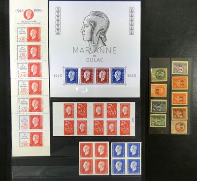 une photo d'une collection de timbres exposée dans une vitrine
