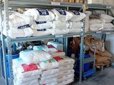 beaucoup de sacs sur les étagères de l'entrepôt