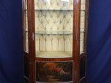 une vitrine ancienne en bois, dotée de portes vitrées et de tiroirs