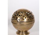 un vase en or orné d'un motif décoratif