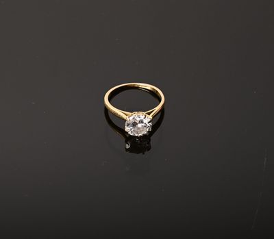 une bague sertie d'un seul diamant sur un fond noir