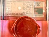 un cachet de cire posé sur un objet rouge