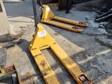 un gros plan d'un chariot élévateur posé sur un sol en béton