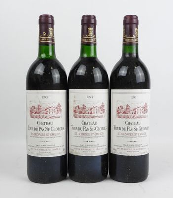 trois bouteilles de vin rouge posées l'une à côté de l'autre sur une surface blanche
