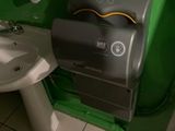 une salle de bains avec un lavabo, des toilettes et un mur végétal