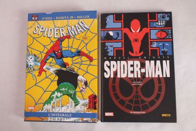 deux livres intitulés « Spider-Man » et « The Amazing Spider-Man » posés sur une surface blanche